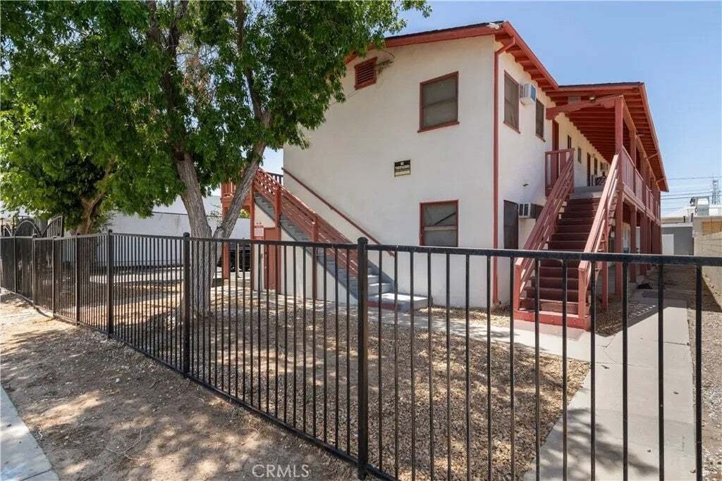 Lancaster, California, United States 4 - 16742644