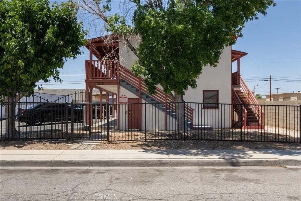 Lancaster, California, United States 3 - 16742644