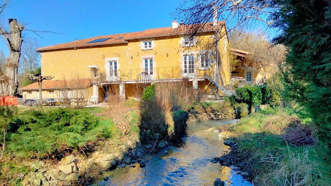 House in Champagne-Mouton, Nouvelle-Aquitaine, France 1 - 18549348