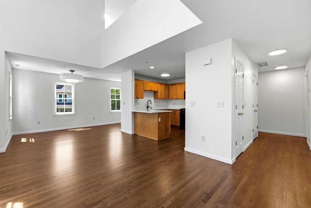 Condo in Arlington, Massachusetts, United States 4 - 18553072