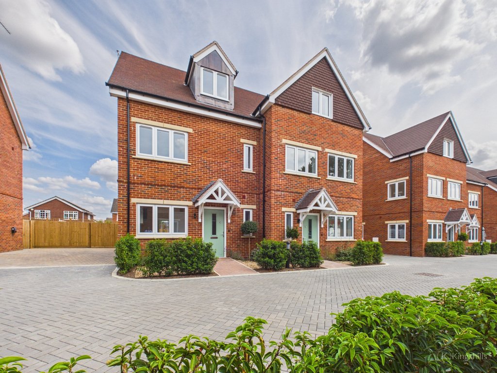 House in Downley, England 1 - 18548316