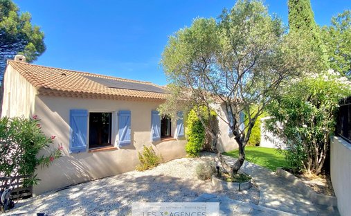House in Ouest, Cogolin, France 1