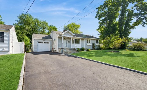 House in North Babylon, New York, United States 1