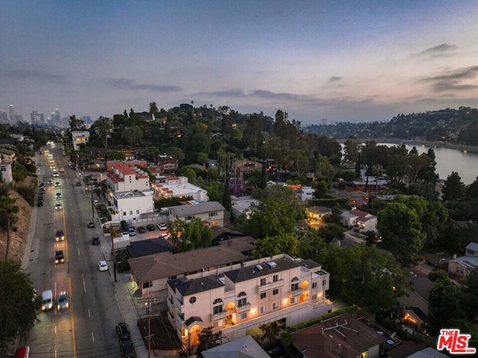 Los Angeles, California, United States 4 - 18551104
