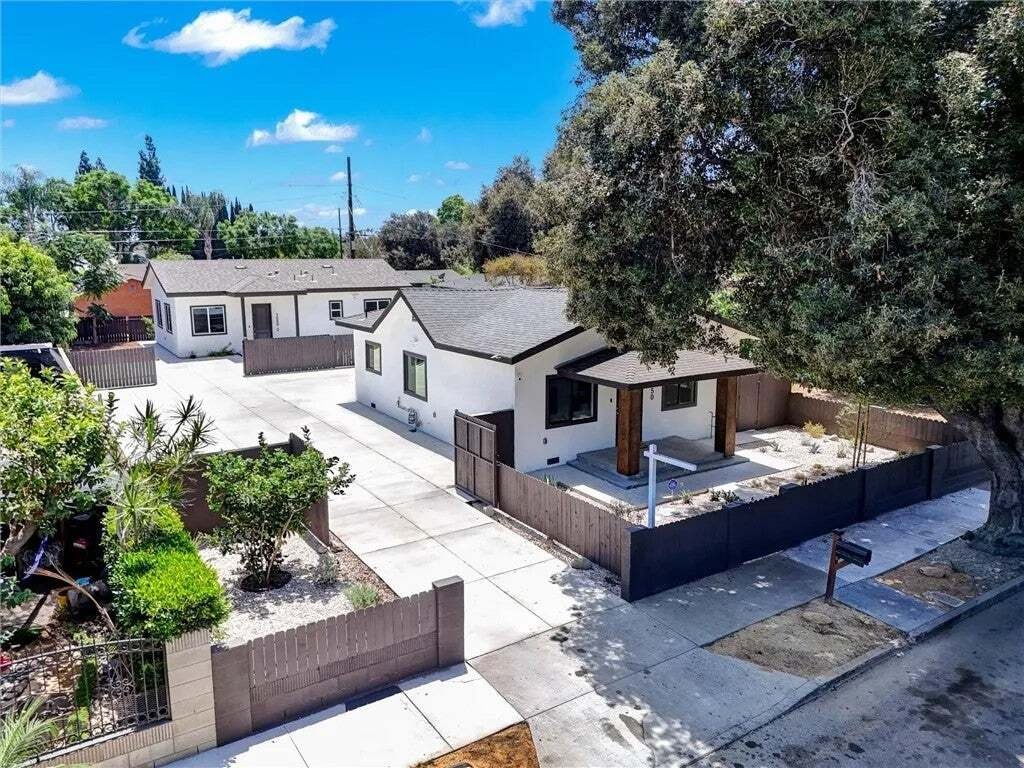 Santa Ana, California, United States 1 - 18548619
