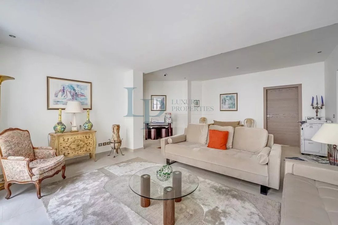 Apartment in Saint Philippe du Roule, Paris 8e Arrondissement, Paris 3 - 17281255