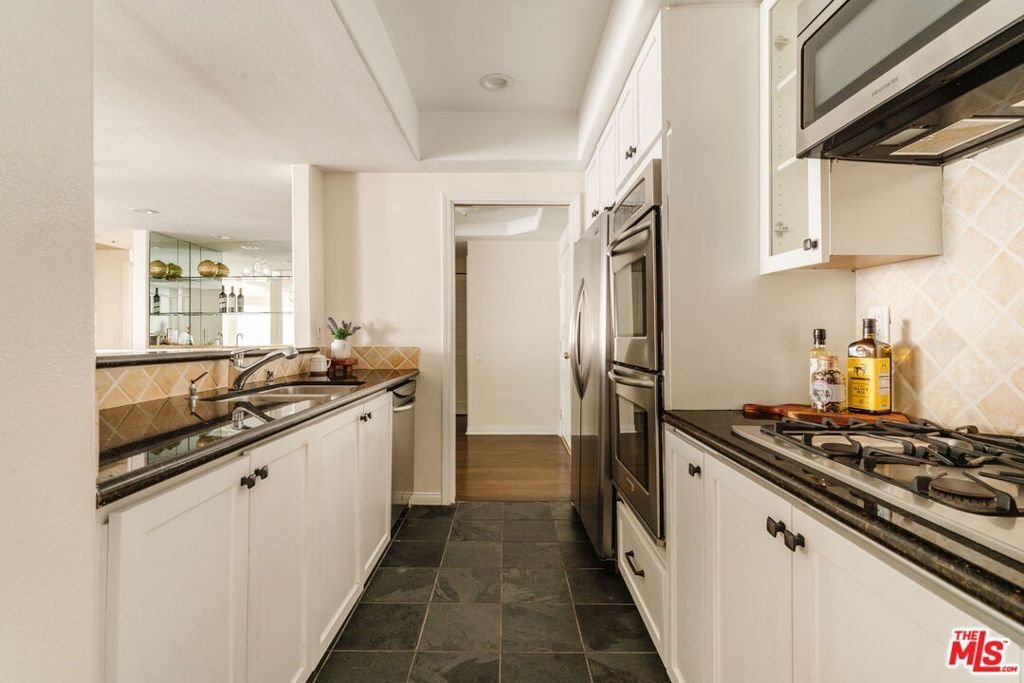 Condo in Los Angeles, California, United States 3 - 18551044
