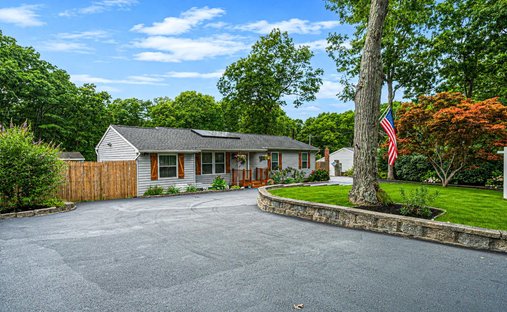 House in Shirley, New York, United States 1
