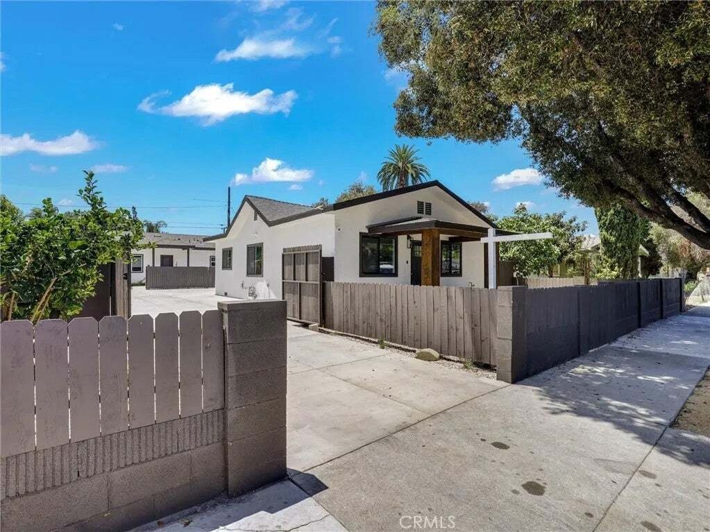 Santa Ana, California, United States 3 - 18548619