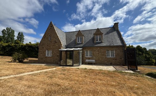 House in Bourg Sud Est, Moelan-sur-Mer, France 1