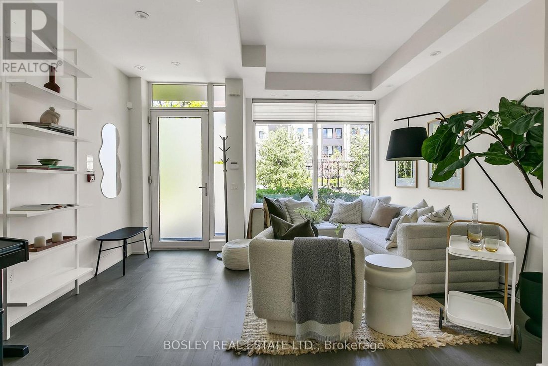Townhouse in Toronto, Ontario, Canada 2 - 18554048