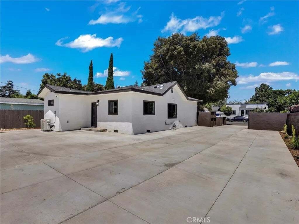 Santa Ana, California, United States 4 - 18548619