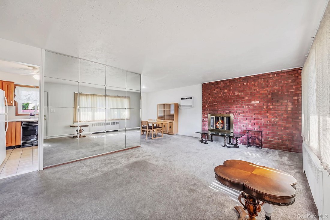 House in Bethpage, New York, United States 5 - 18553068