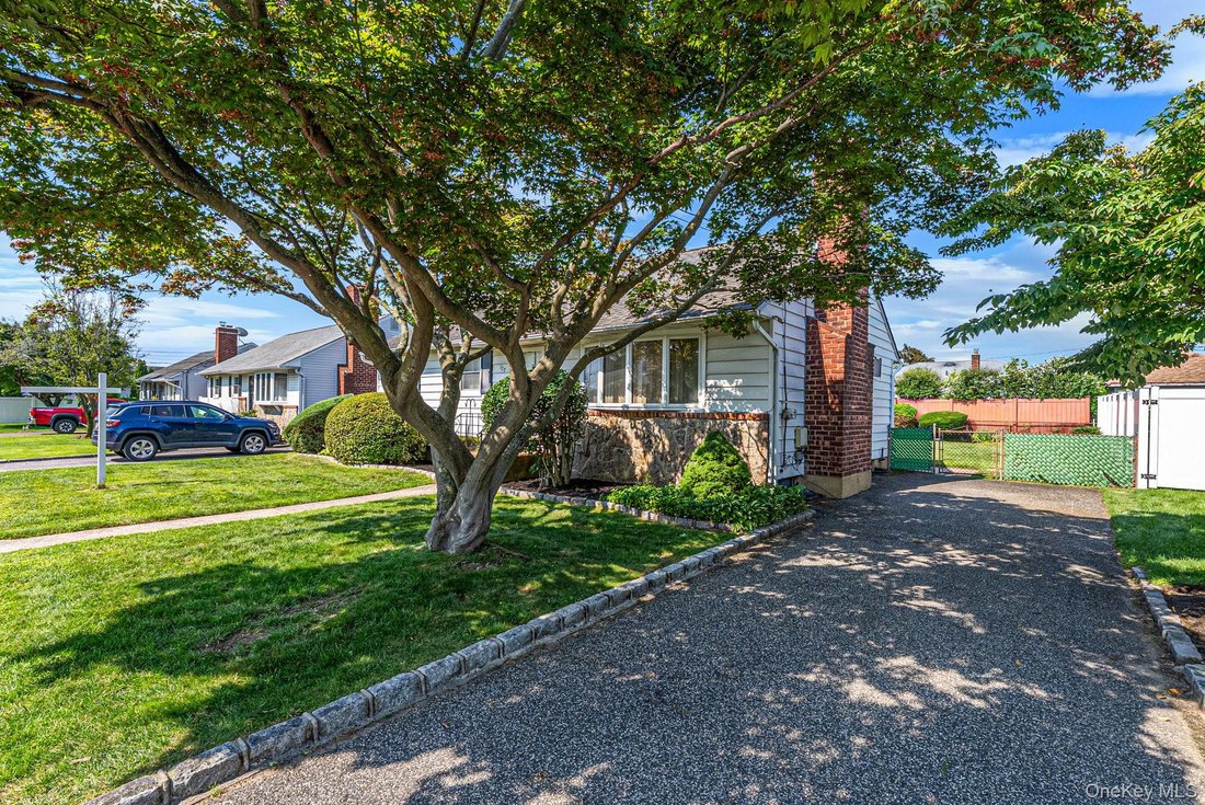 House in Bethpage, New York, United States 3 - 18553068
