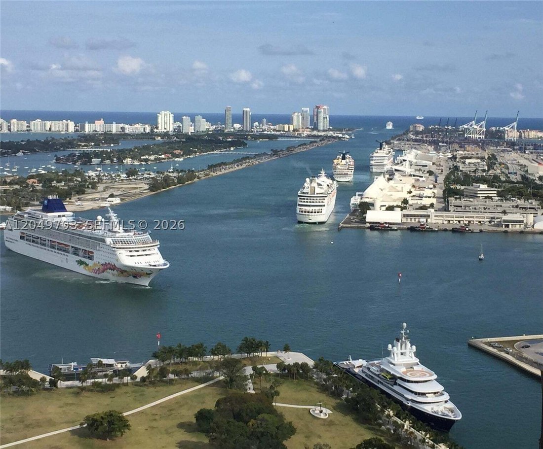 Condo in Miami, Florida, United States 4 - 18431286