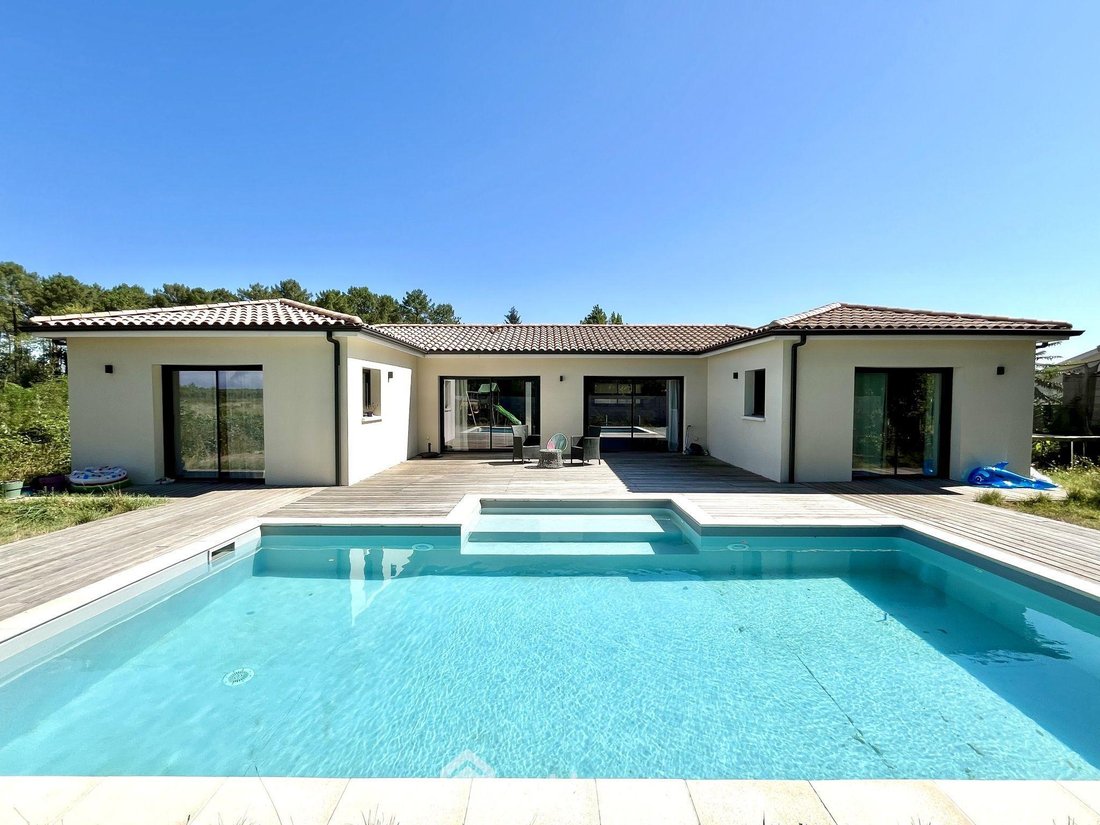 Villa in Sainte-Hélène, Nouvelle-Aquitaine, France 1 - 18549489