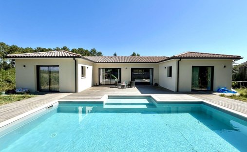 Villa in Sainte-Hélène, Nouvelle-Aquitaine, France 1