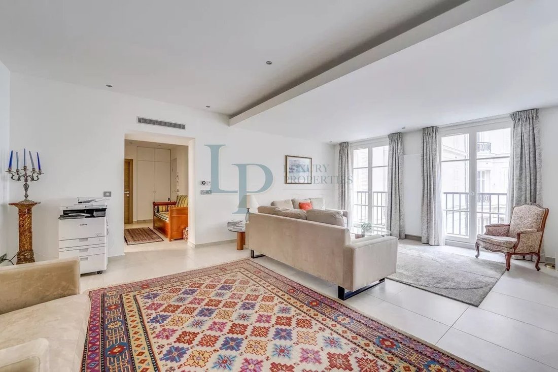 Apartment in Saint Philippe du Roule, Paris 8e Arrondissement, Paris 4 - 17281255