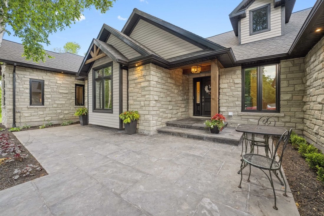 House in Hamilton, Ontario, Canada 4 - 18554033