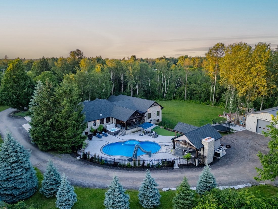 House in Hamilton, Ontario, Canada 2 - 18554033