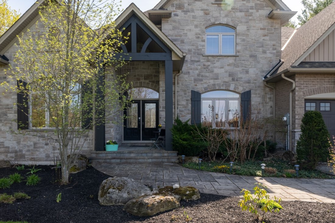 House in Hamilton, Ontario, Canada 3 - 18554034