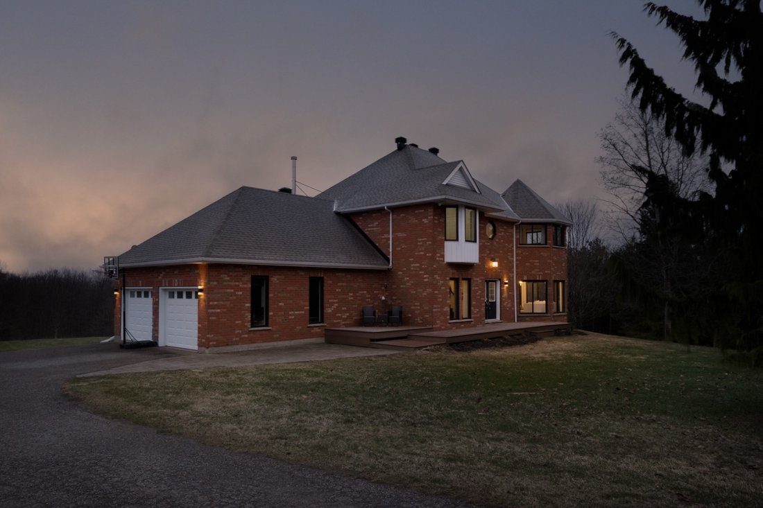 House in Erin, Ontario, Canada 1 - 18554038