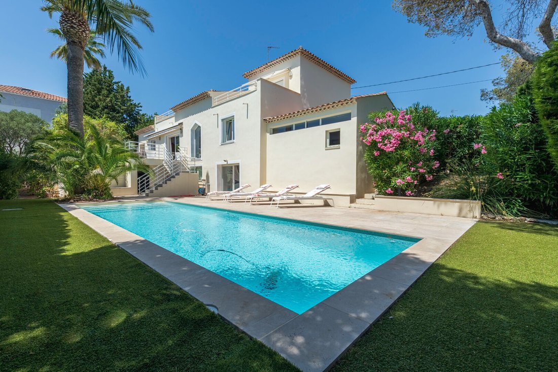 Villa in Les Plaines-Les Tasses, Saint-Raphaël, France 1 - 18553561
