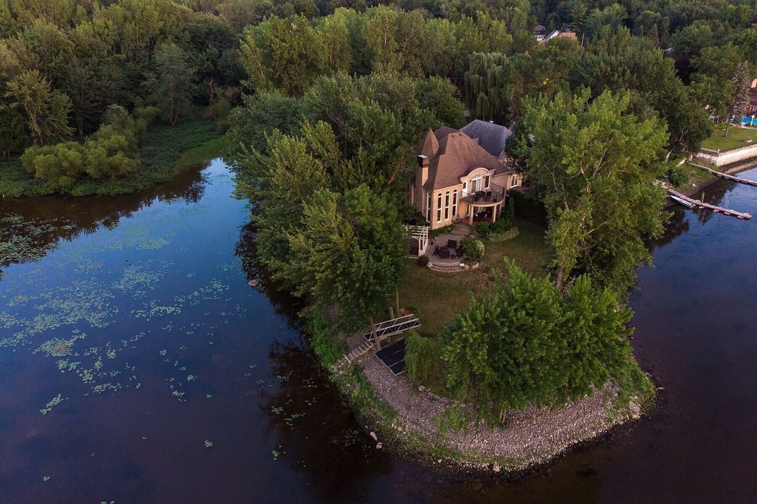 House in Laval, Quebec, Canada 2 - 18549102