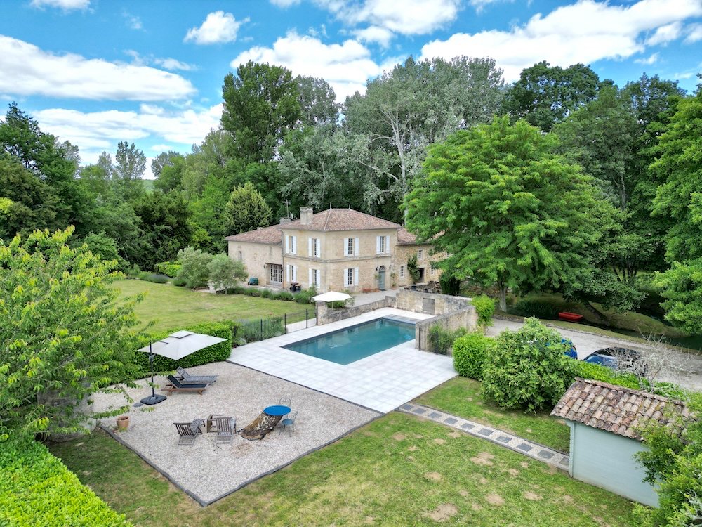 Villa in Branne, Nouvelle-Aquitaine, France 1 - 18548674