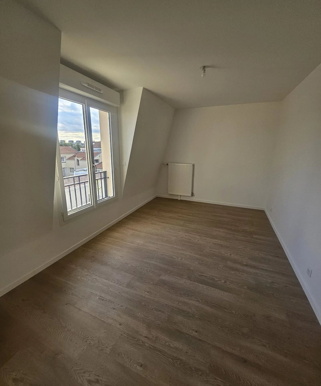 House in Neuilly-Plaisance, Ile-de-France, France 3 - 18549501