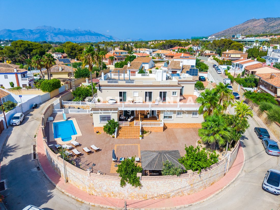 Villa in Benidorm, Valencian Community, Spain 1 - 18549936