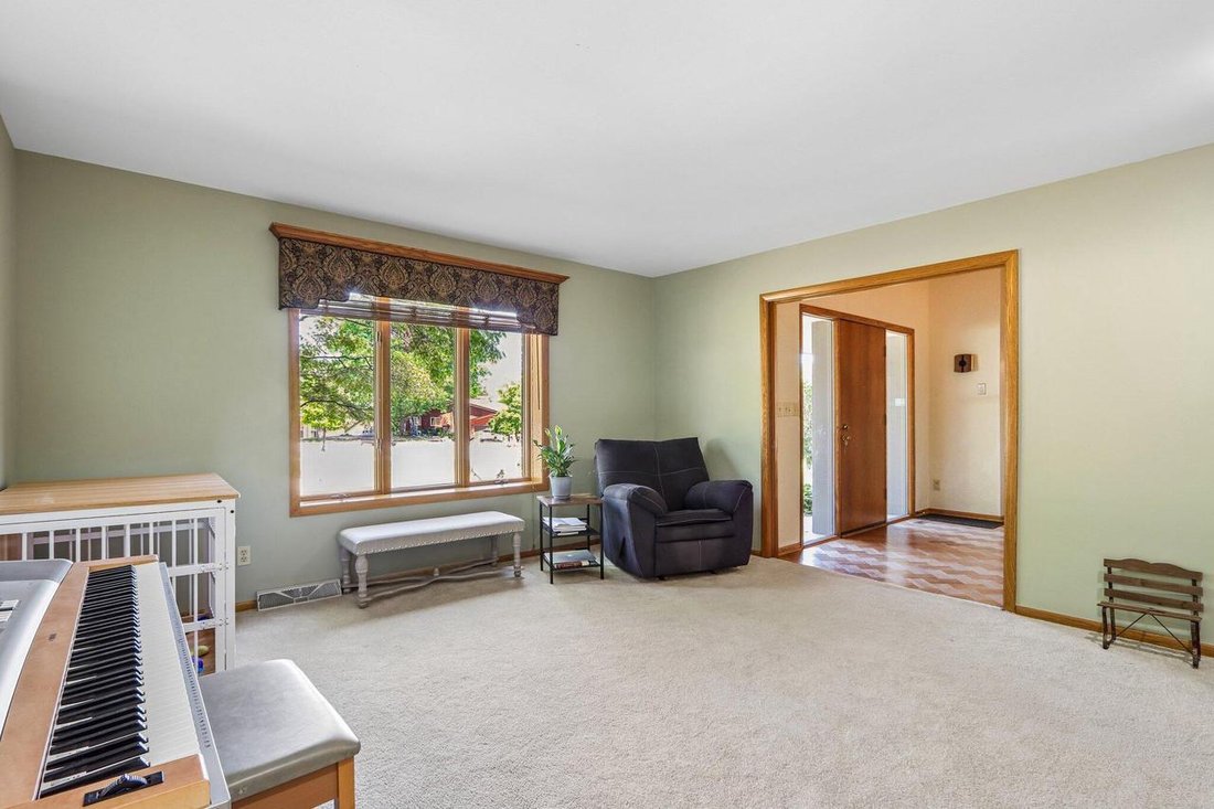 House in Waukesha, Wisconsin, United States 3 - 18554537