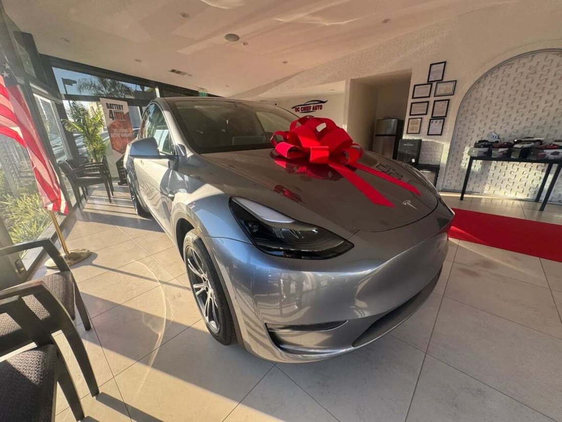Suv in Newport Beach, CA, United States 3 - 18412270