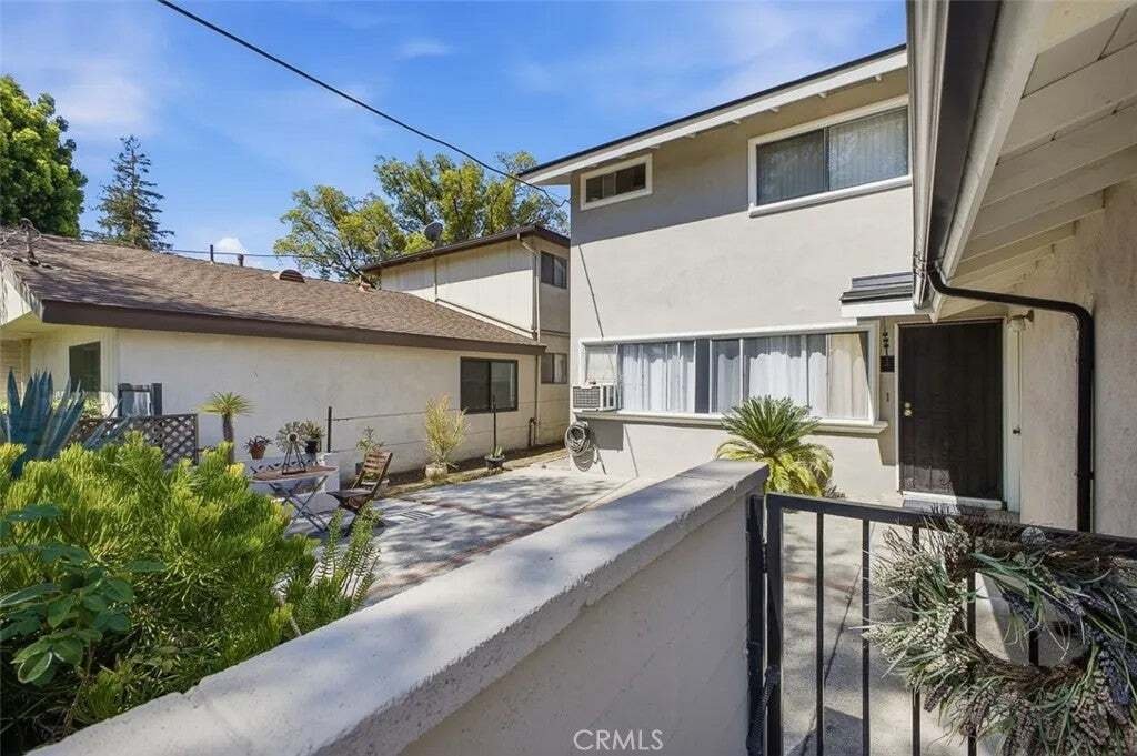 Altadena, California, United States 4 - 18069637