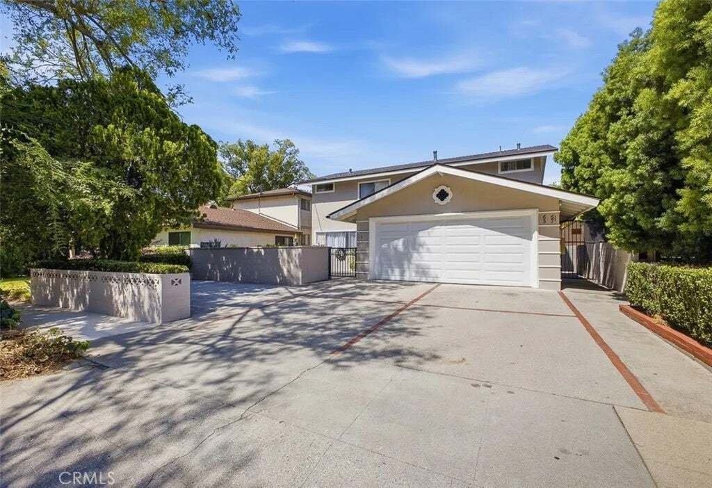 Altadena, California, United States 2 - 18069637