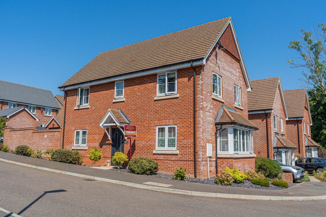 House in Copthorne, England 2 - 18437815