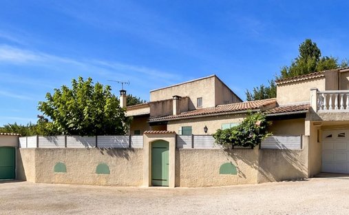 House in Est, Eyguières, France 1