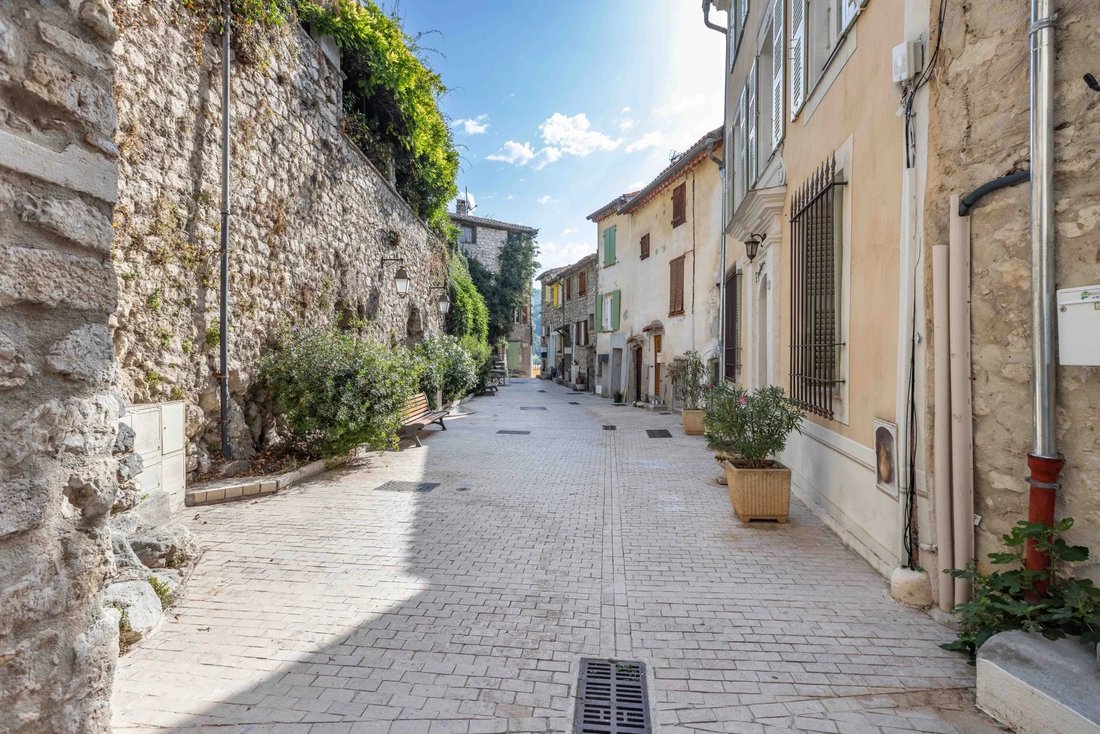 House in La Roquette-sur-Var, Provence-Alpes-Côte d'Azur, France 2 - 18555662