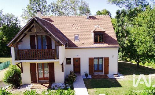 House in Conde-Sainte-Libiaire, Ile-de-France, France 1