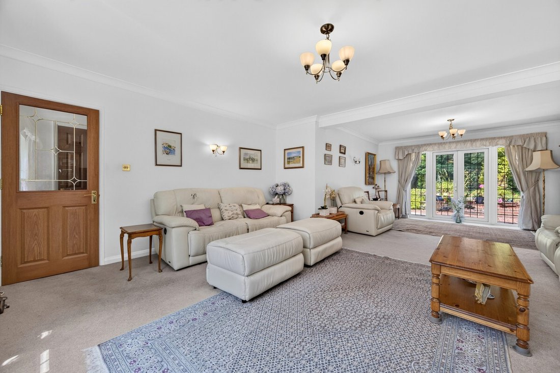 House in Farnham Royal, England 4 - 18565472