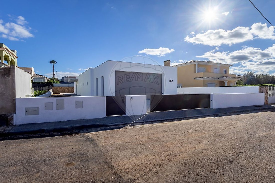 Villa in Mexilhoeira Grande, Algarve, Portugal 1 - 14792364