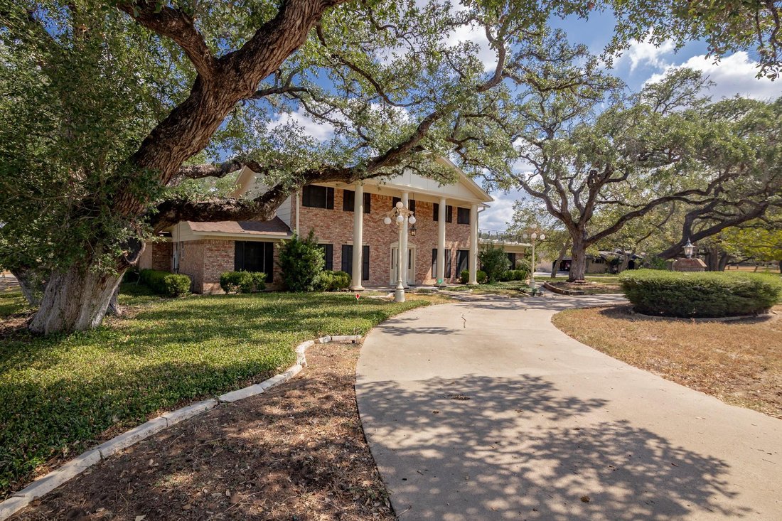 House in Yoakum, Texas, United States 2 - 18559559