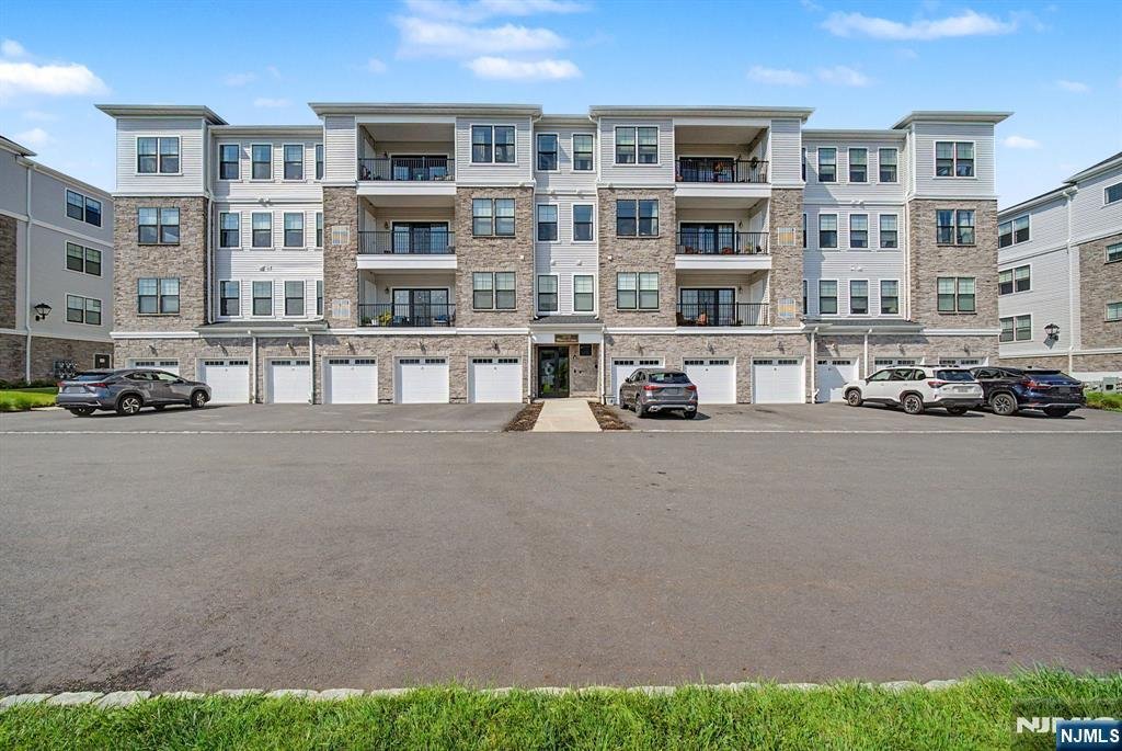 Condo in Morris Plains, New Jersey, United States 1 - 18565318