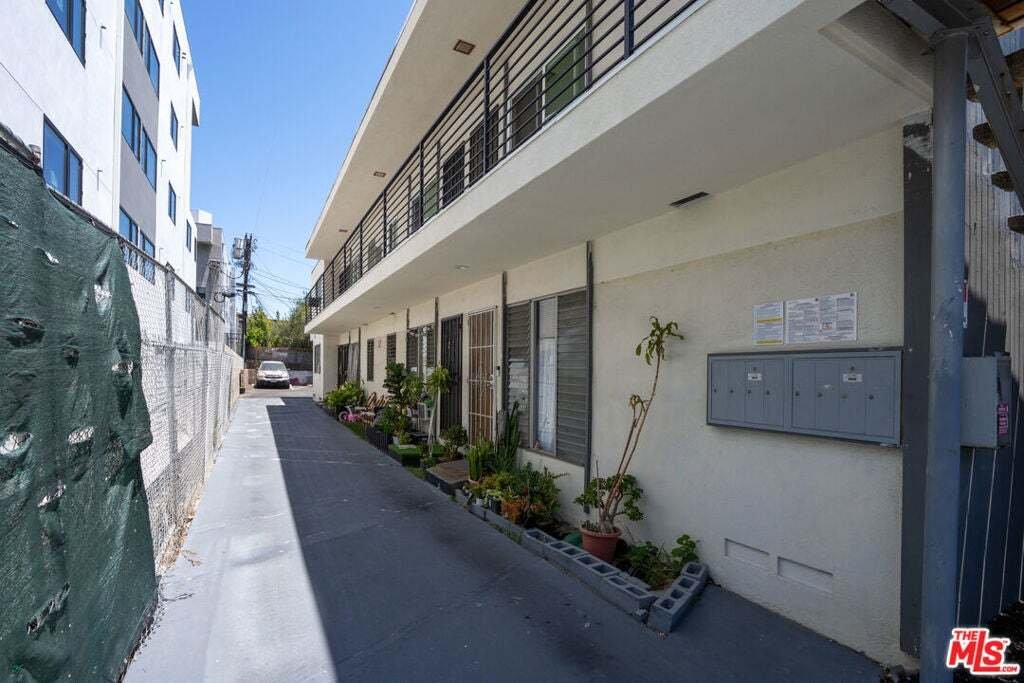 Los Angeles, California, United States 4 - 18565276