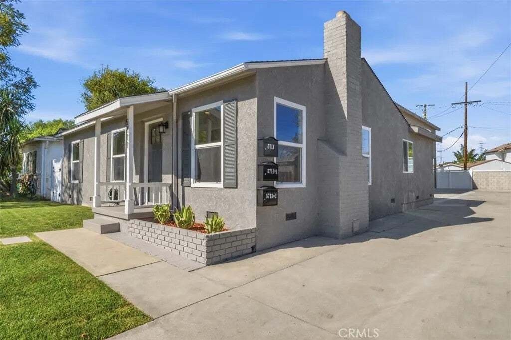 Lakewood, California, United States 2 - 18562295