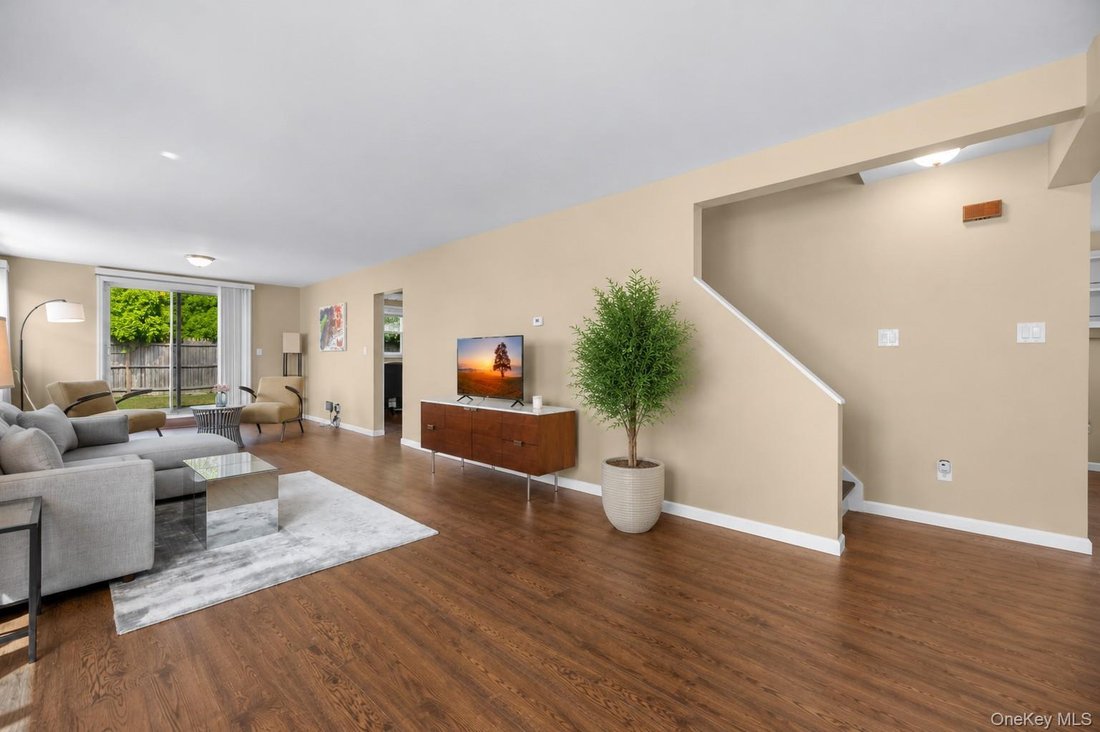 House in East Meadow, New York, United States 5 - 18563063