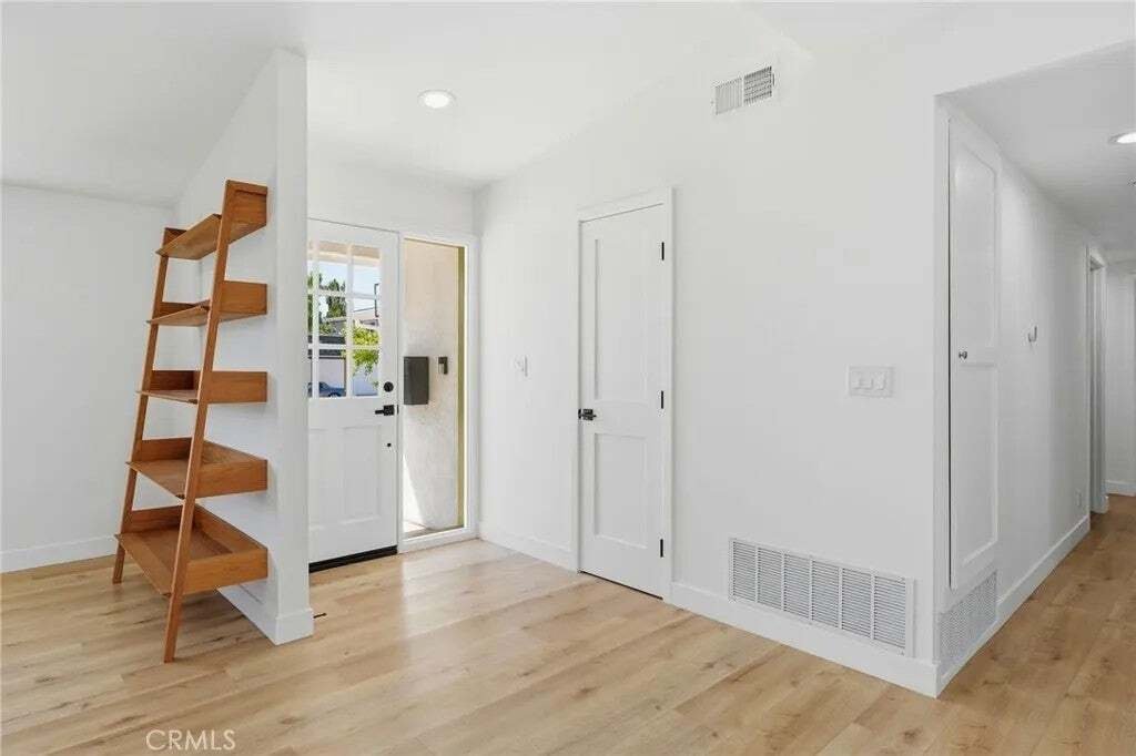 Costa Mesa, California, United States 2 - 18562217