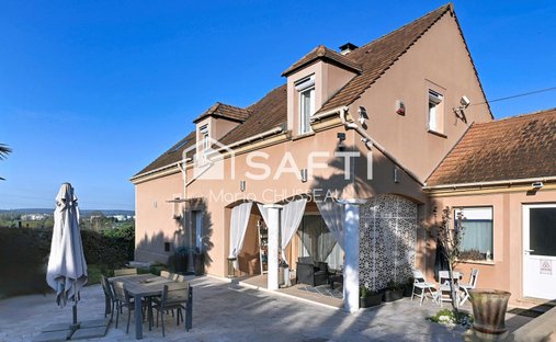 House in Mezieres-sur-Seine, Ile-de-France, France 1