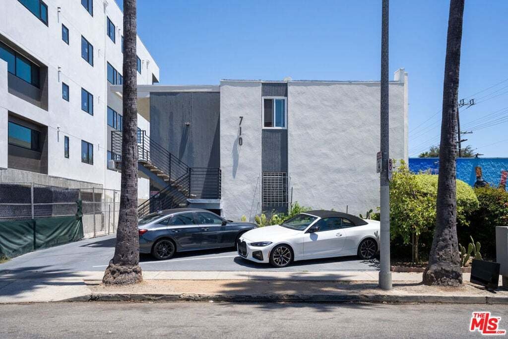 Los Angeles, California, United States 2 - 18565276