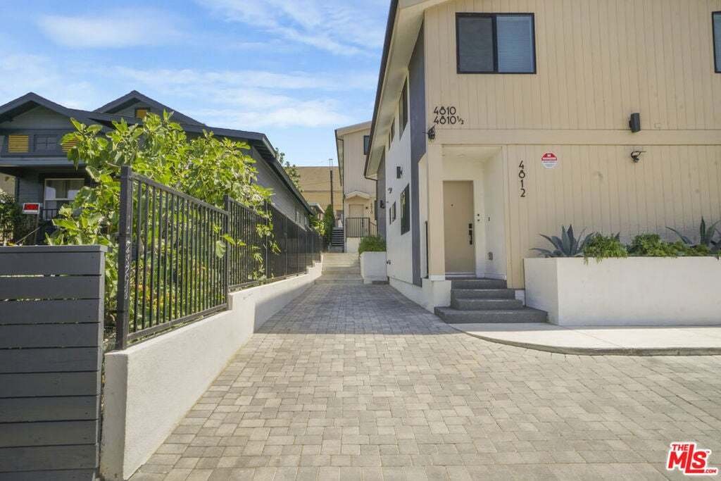 Los Angeles, California, United States 3 - 18561129